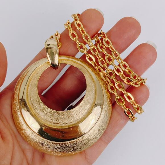 VTG 1970s Gold Tone Mod Crescent Pendant Necklace Statement Jewelry Sculptural - Picture 3 of 15